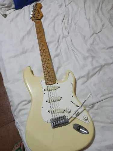 Vendo uma guitarra ? antiga 