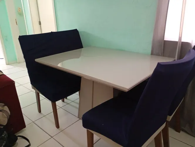 Mesa com quatro cadeiras