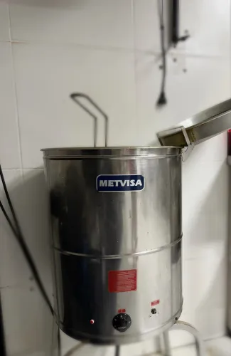 fritadeira elétrica industrial Metvisa do tipo água e óleo