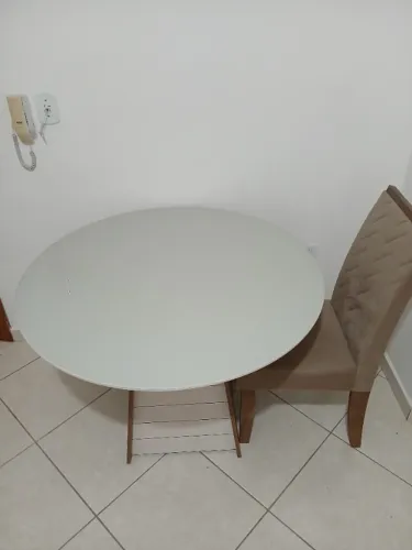 Mesa redonda com 4 cadeiras