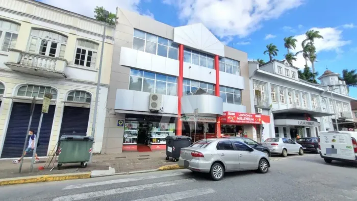 Sala comercial localizada no Centro de Joinville, possuindo 30m².