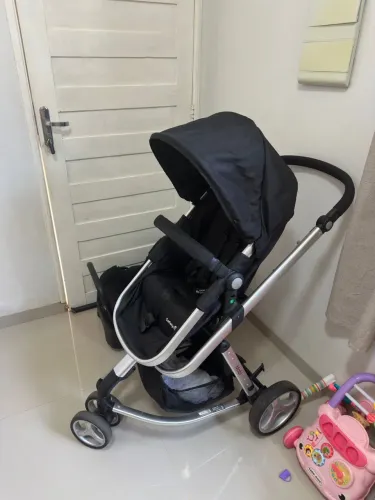 Carrinho com bebê conforto