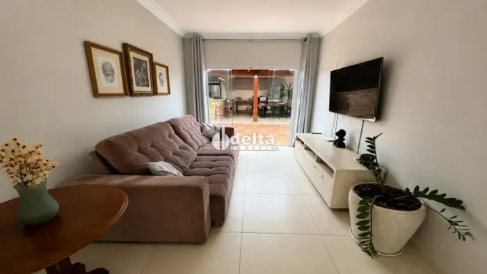 Casa com 3 quartos sendo 1 suíte disponível para venda no bairro Jardim Holanda em Uberlân