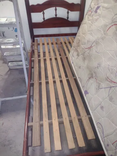 Cama de madeira de solteiro