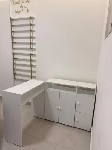 Mesa de manicure + porta esmaltes( novo)