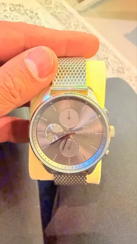 Relógio Tommy Hilfiger, modelo social com pulseira milanesa