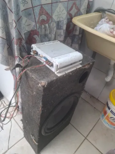 Caixa de som automotiva com subwoofer e módulo Taramps