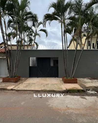 Casa ampla no Setor Barravento, divisa com o Balneário