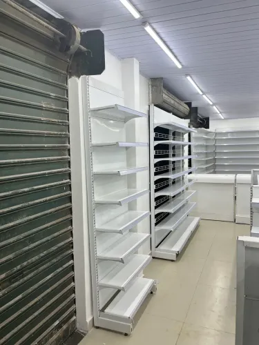Gôndolas,prateleiras,caixas