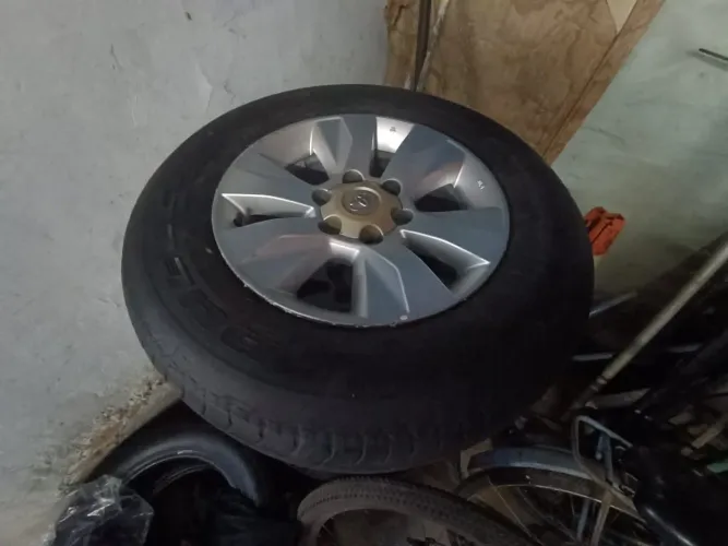Vendo para-choque Hilux e rodas originais