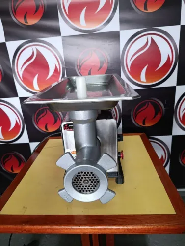 Moedor de carne boca 22 industrial 220 volts marca C.A.F. funcionando