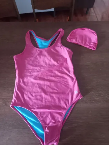Maiô de natação rosa com touca