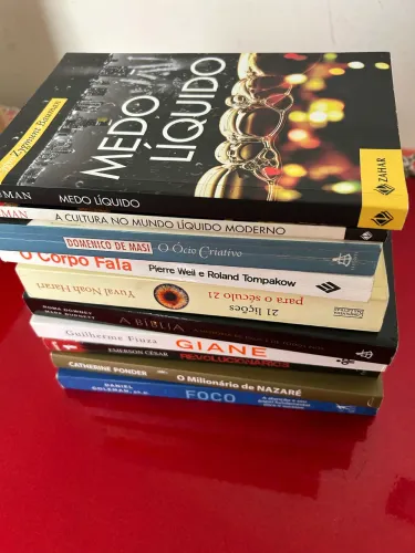 Kit com 10 livros Alguns novos outros usados  