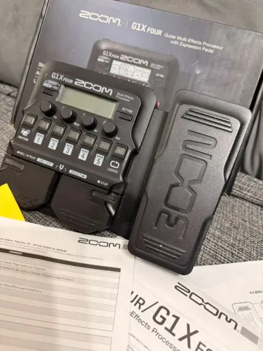Pedaleira de Guitarra Zoom G1x Four com pedal de expressão