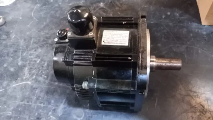 Servo Motor CA Yaskawa, modelo SGMGV-09DDW-YG25.