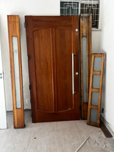 PORTA DE MADEIRA MACIÇA COM PORTAIS