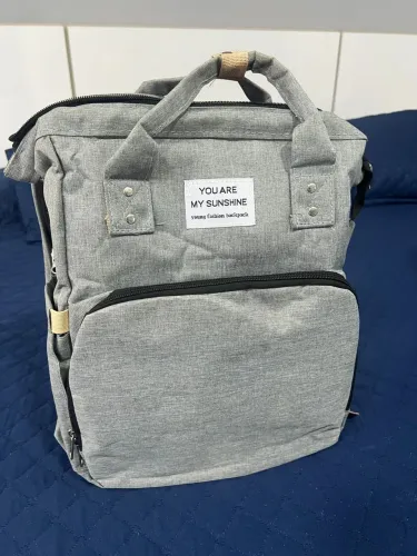 Título: Bolsa Mochila Maternidade Multifuncional Cinza com Berço Portátil