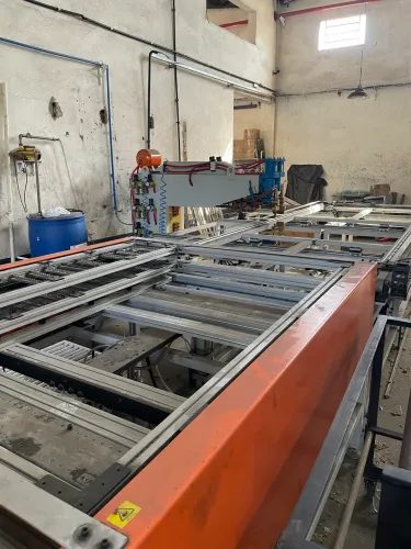 Máquina de solda projeção mesa XY automática
