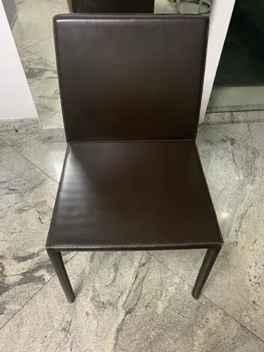 Cadeira em couro marrom