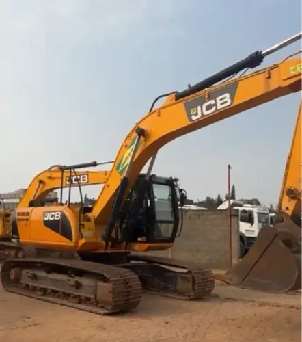 Escavadeira JCB JS200 ano 2014 com 14.000 horas, em SP