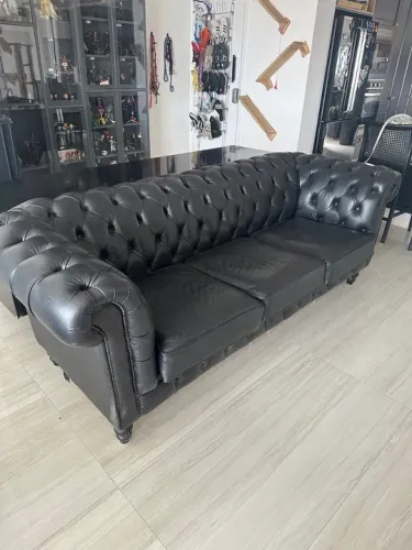 Sofá Chesterfield em Couro - Carvão