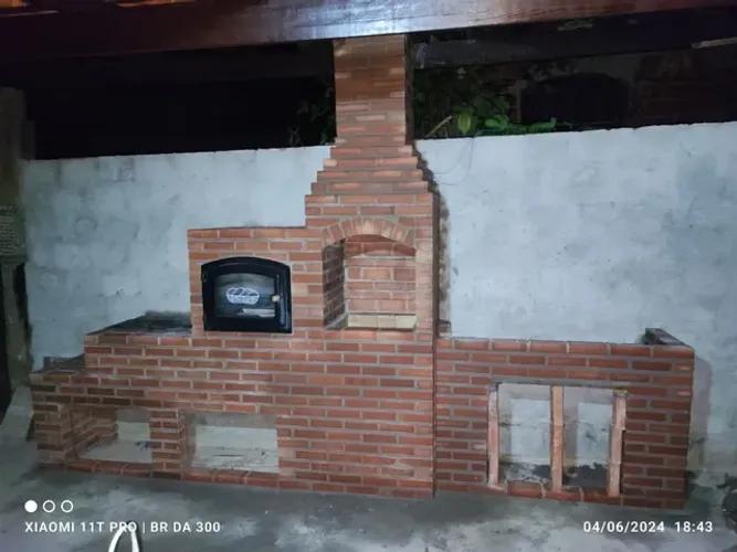 Churrasqueira , forno , fogão e bancada no tijolo vermelho 