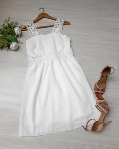Vestido de crepe, alça larga em renda e cintura, zíper atrás. NOVO.