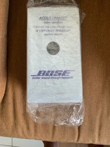 Caixa de Som Acoustmass Cube Speaker Bose - Sistema Virtualmente Invisível