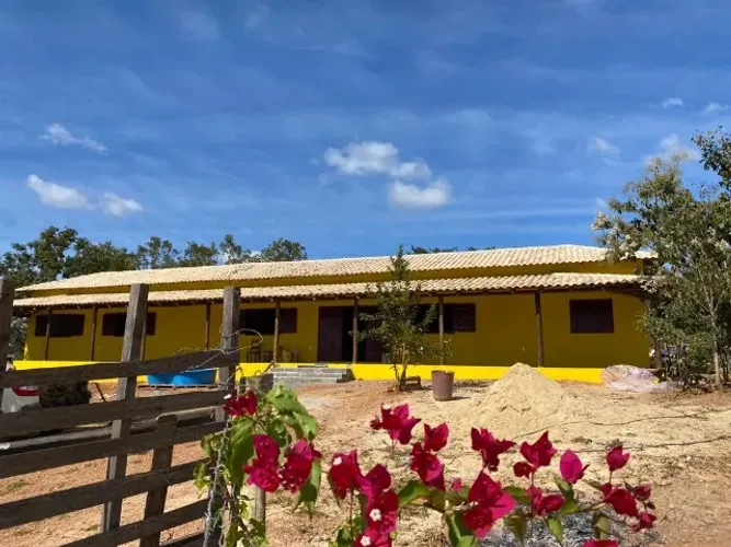 Sitio 1.800m², construção nova, acabamento de primeira linha, 2 km do asfalto.
