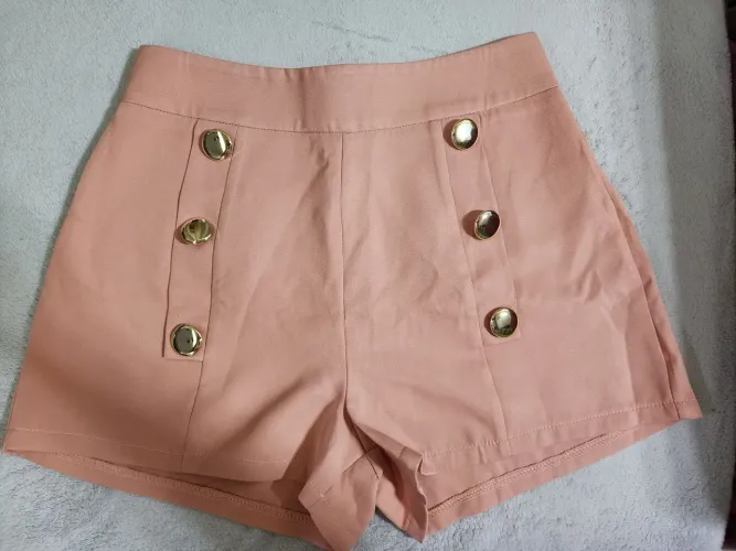 Shorts feminino rosa com botões dourados