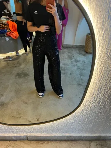 Calça preta brilhosa