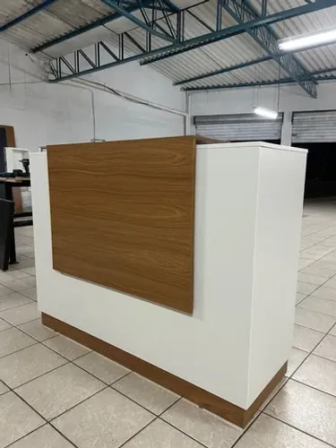 Balcão de recepção com faixa vertical 