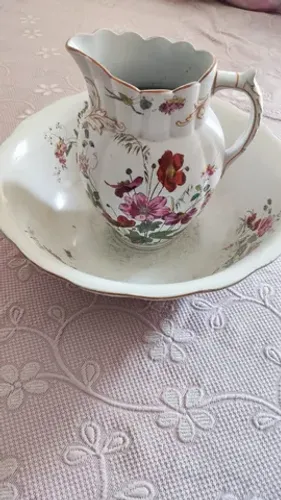 Gomil Antigo com Bacia em Porcelana Antiga, Delicada Pintura em Policromia