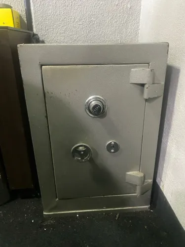 Cofre de Aço para Escritório com urna em cima