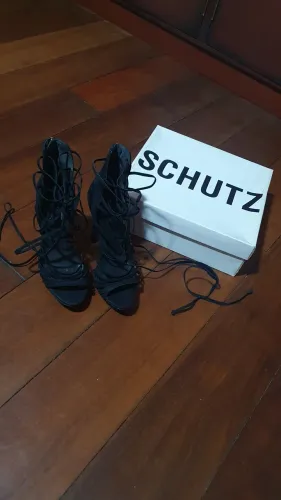 Sandália Schutz 37