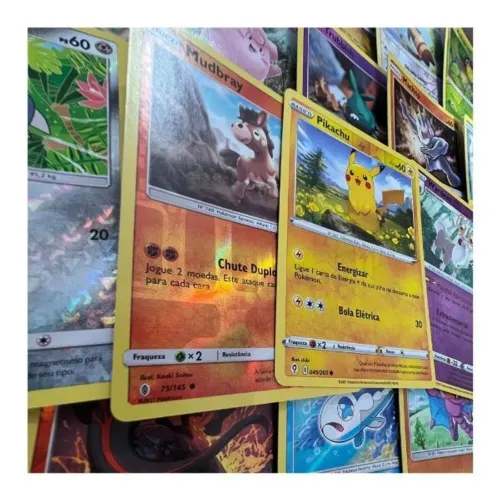 Pacote Pokémon TCG - 100 cartas com holográficas, energias e adesivos. 