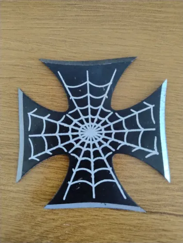 Shuriken com design de teia de aranha