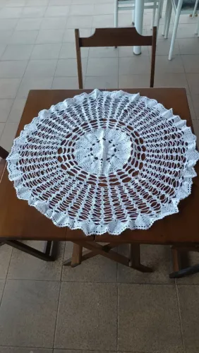 Toalha Centro de Mesa Feita a mão Linda em Crochê Branco Peça Única (Bangu)