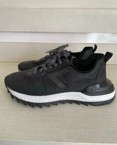 Tênis esportivo preto 39 com detalhes em branco
