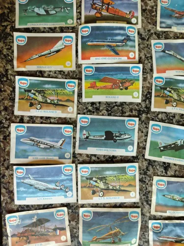 Coleção com 64 Figurinhas antigas Yopa aviões vintage 1989