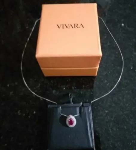 COLAR COM PINGENTE, COM RUBI E DIAMANTES, NOVO, MARCA VIVARA. 
