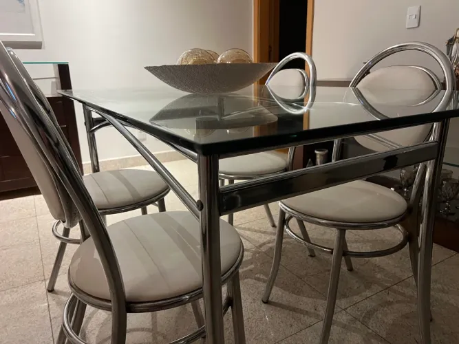 Mesa de Vidro com 4 Cadeiras - Perfeita para Sala de Jantar / Copa - Semi-nova!