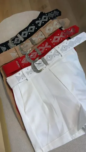 Short em alfaiataria com cinto