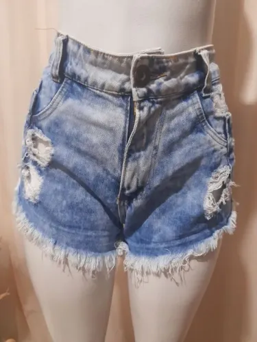 Short jeans feminino desfiado.<br>