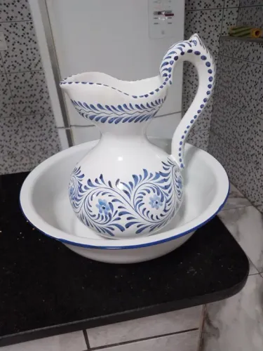Jarro Decorativo em Cerâmica assinado.