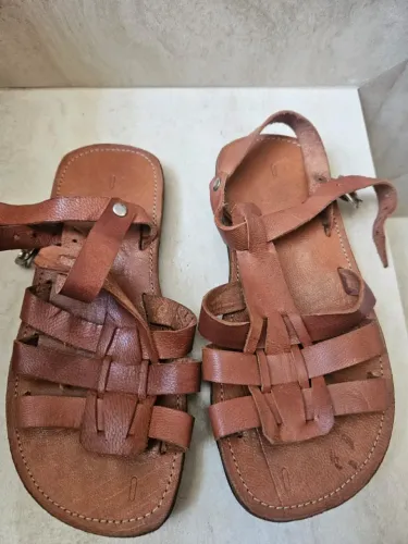 Sandália de couro. Tamanho 30-31.