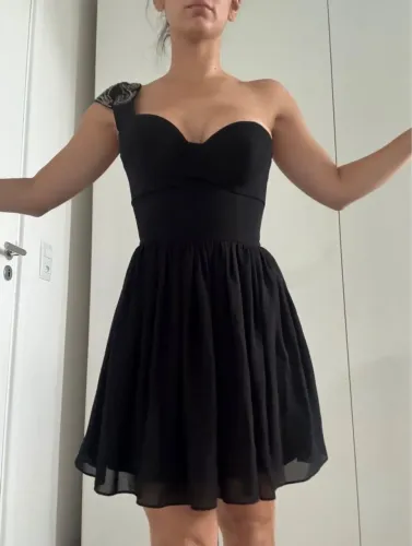Vestido Preto Elegante com Detalhe no Ombro Guess