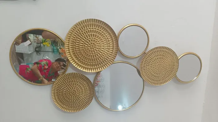 Espelho dourado em circulos