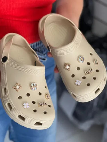 Crocs com detalhes
