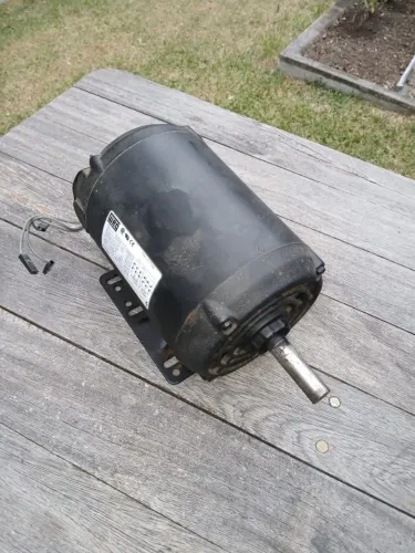 Motor elétrico trifásico 